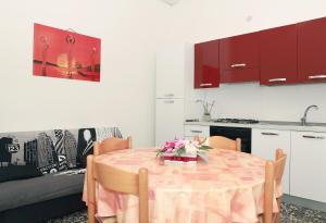 A kitchen or kitchenette at Appartamenti Blue House