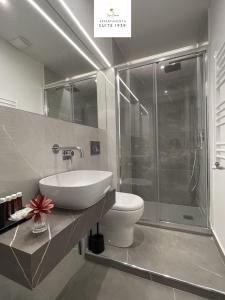 シラクーサにあるCasa Baroneのバスルーム(トイレ、洗面台、シャワー付)