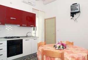 A kitchen or kitchenette at Appartamenti Blue House