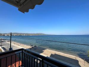 een balkon met uitzicht op de oceaan bij Triton Rooms in Lefkandi Chalkidas