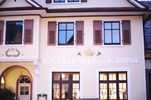 Gasthaus zur Krone في فايزينباخ: مبنى ابيض عليه لافته