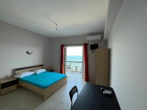 1 dormitorio con cama y vistas al océano en Triton Rooms en Lefkandi Chalkidas