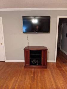uma sala de estar com uma televisão de ecrã plano na parede em 1. Lakeview home in Beautiful Guntersville em Guntersville