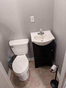 La salle de bains est pourvue de toilettes blanches et d'un lavabo. dans l'établissement 1. Lakeview home in Beautiful Guntersville, à Guntersville