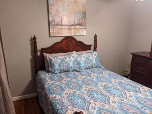 um quarto com uma cama com uma cabeceira de madeira em 1. Lakeview home in Beautiful Guntersville em Guntersville