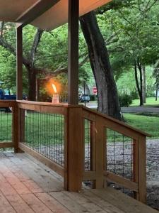 eine Holzterrasse mit einer Lampe auf einem Baum in der Unterkunft Luxurious and peaceful in Topeka