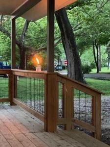 una terraza de madera con una lámpara en la parte superior de un árbol en Luxurious and peaceful en Topeka