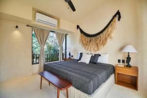 Postel nebo postele na pokoji v ubytování Afra 3 Beautiful jungle house with private pool