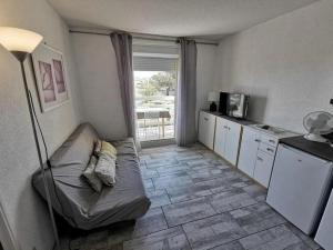 Kuchyňa alebo kuchynka v ubytovaní Le Carlton -Beau F2 front de mer Balcon