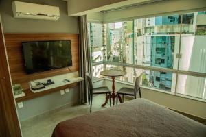Televisyen dan/atau pusat hiburan di Para casais, prédio beira mar, em frente à Roda Gigante