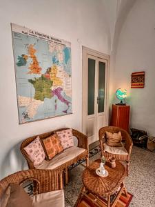 Villa CastelliにあるAppartamento Ricciのリビングルーム(椅子2脚、壁の地図付)