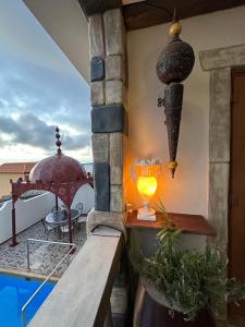 阿德赫的住宿－Tenerife Sur Habitación de Lujo，设有一个配有桌子和灯的阳台,享有美景。