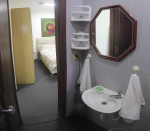 Ванная комната в Suíte de hóspedes independente com cozinha