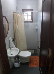 ein kleines Bad mit WC und Waschbecken in der Unterkunft Suíte de hóspedes independente com cozinha in Teresópolis