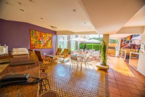 Black Stream Hotel في ريبيراو بريتو: مطعم فيه طاولات وكراسي في الغرفة
