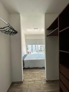 1 dormitorio con 1 cama en una habitación en Hermoso Departamento en Palermo Hollywood y cerca de Movistar Arena en Buenos Aires
