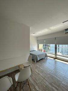 1 dormitorio con cama y ventana grande en Hermoso Departamento en Palermo Hollywood y cerca de Movistar Arena en Buenos Aires