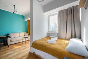 Posteľ alebo postele v izbe v ubytovaní Grzybowska Sundown City Centre Apartment