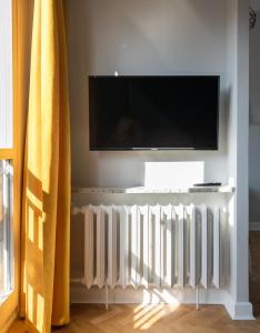 Televízia a/alebo spoločenská miestnosť v ubytovaní Grzybowska Sundown City Centre Apartment