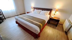 una camera con un grande letto in una camera d'albergo di Hotel Diego de Almagro Puerto Montt a Puerto Montt