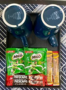 uma caixa com duas chávenas e alguns snacks Oreo em Mutiara Chalet Bandar Melaka em Malaca