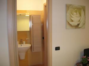 y baño con lavabo, aseo y espejo. en Centralissima Torino, en Turín
