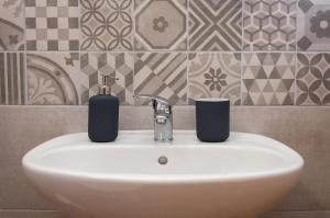 恩佩多克萊港的住宿－Guest House del Lido，浴室水槽和2个肥皂分配器