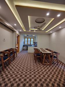 une salle de conférence avec des tables et des chaises et un tableau blanc dans l'établissement PYRAMID LODGE, à Skardu