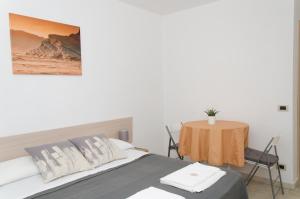 恩佩多克萊港的住宿－Guest House del Lido，一间卧室配有一张床和一张桌子及椅子