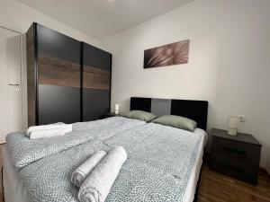 una camera con un letto con due cuscini sopra di Apartment Aura 2 a Belgrado