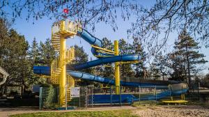 a water slide in a park at Ferienhäuser Kiebitzsee in Falkenberg