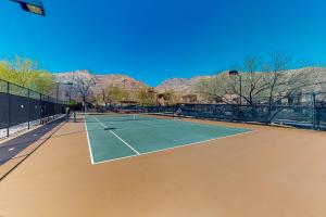 einen Tennisplatz mit zwei Tennisspielern in der Unterkunft Ventana Retreat in Tucson