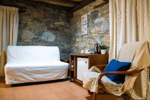 um quarto com uma cama, uma cadeira e uma mesa em Archontiko Rousias em Nicósia
