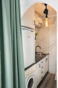 Kuchyňa alebo kuchynka v ubytovaní Casa Alana- Apartamentos en Suite Budha- Las mejores vistas y ubicación !