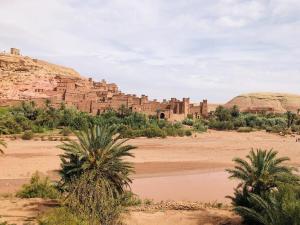 vista su un villaggio nel deserto di Mhamid Sahara Camp - Mhamid El Ghizlane a M'Hamid