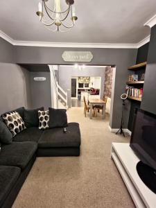 ein Wohnzimmer mit einem Sofa und einem Esszimmer in der Unterkunft 1 bedroom Sculcoates house Hull in Hull