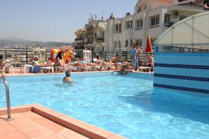 un grupo de personas en una piscina en Kayhanbey Hotel, en Kusadasi