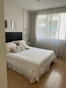 Un dormitorio con una gran cama blanca y una ventana en Departamento 2 amb de lujo en Belgrano 2B en Buenos Aires