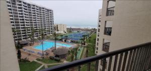 vistas a la piscina desde el balcón de un edificio en Saida IV Condos S4709, en South Padre Island
