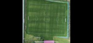 una vista aérea de un campo de fútbol en Dwór Kosiły, en Kosiły