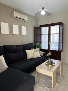 A seating area at NEW! Alojamiento - Los Patios de la Ribera