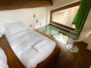 een slaapkamer met een bed en een glazen vloer bij Casa Paradiso in Rome