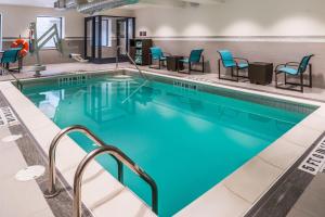 a swimming pool with chairs and tables in a hotel at Residence Inn by Marriott Pittsburgh Oakland/University Place in Pittsburgh