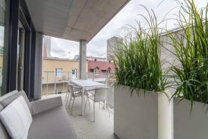 balcón con mesa, sillas y plantas en Les Immeubles Charlevoix - 760-416 en Quebec