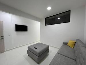 sala de estar con sofá y silla en Renewed 3hab/2bat in laureles, en Medellín