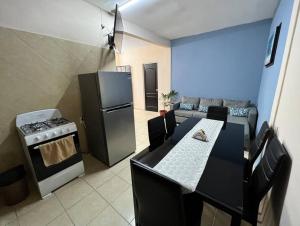 Il dispose d'une cuisine avec une table et une cuisinière. dans l'établissement Casa Perlita, acogedora y privada., à Palenque