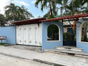 Casa azul y blanca con puerta y escaleras en Casa Perlita, acogedora y privada., en Palenque