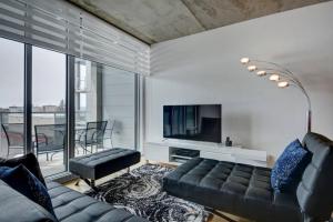 魁北克市的住宿－Les Immeubles Charlevoix - 760-505，带沙发和电视的客厅