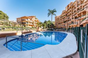 een zwembad in het midden van een gebouw bij Seaside Bliss 2BR Apartment with Tranquil Terrace Pool and Parking in Fuengirola