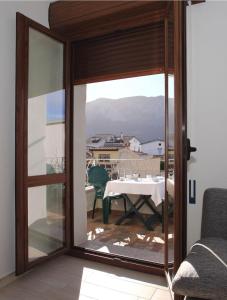 una puerta corredera de cristal que conduce a un patio con mesa en Casa vacanze Irgoli, en Irgoli